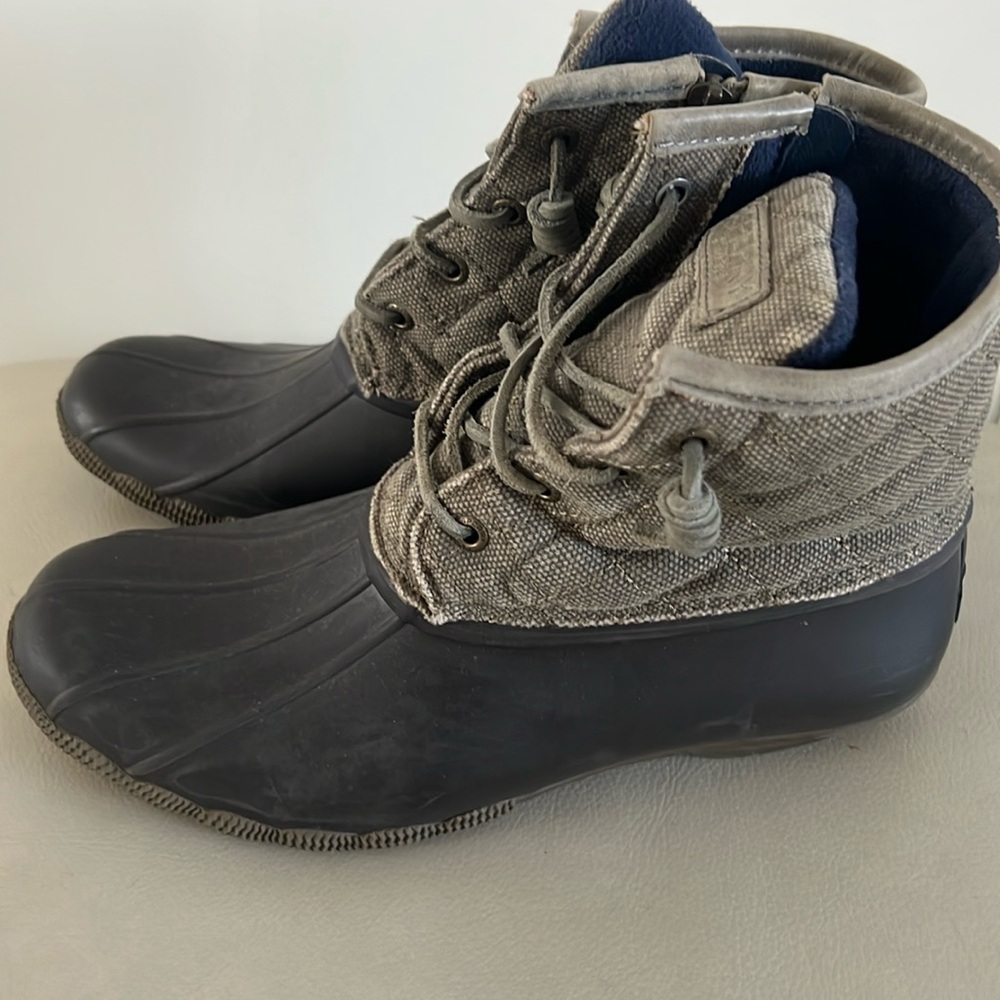 Sperry duck boots size 9
